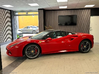 zoom immagine (Ferrari 488 gtb)